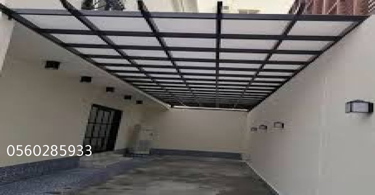 فني يقوم بتركيب مظلة لكسان مقاومة للعوامل الجوية.