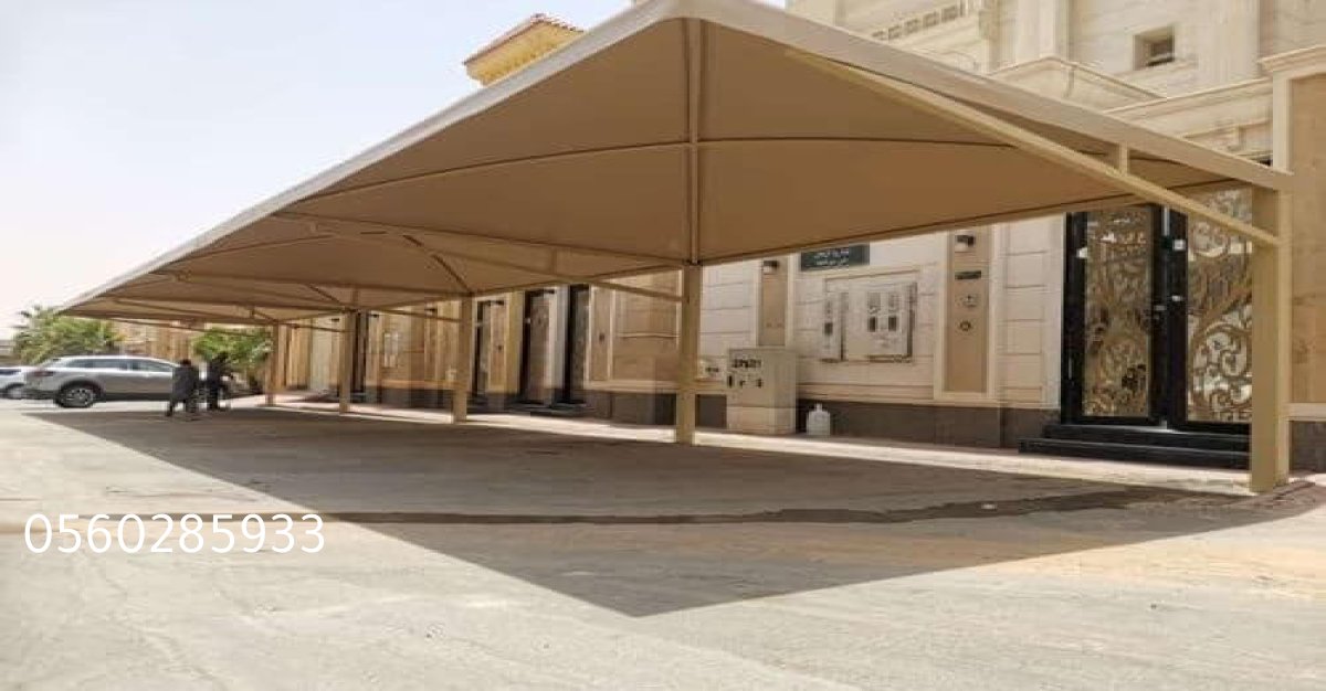 مظلات سيارات بتصميم عملي تغطي سيارتين وتثبت على الأرض بأعمدة حديدية متينة.