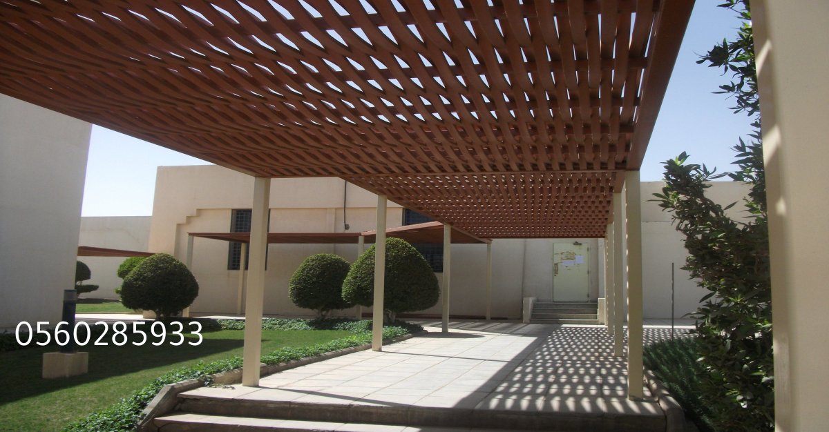 مظلات مقاومة للعوامل الجوية تحافظ على واجهة الفيلا