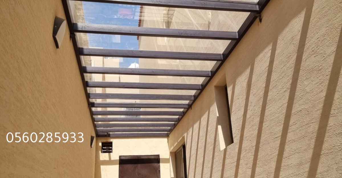 مظلة لكسان شفافة مركبة فوق مدخل منزل في الأحساء.