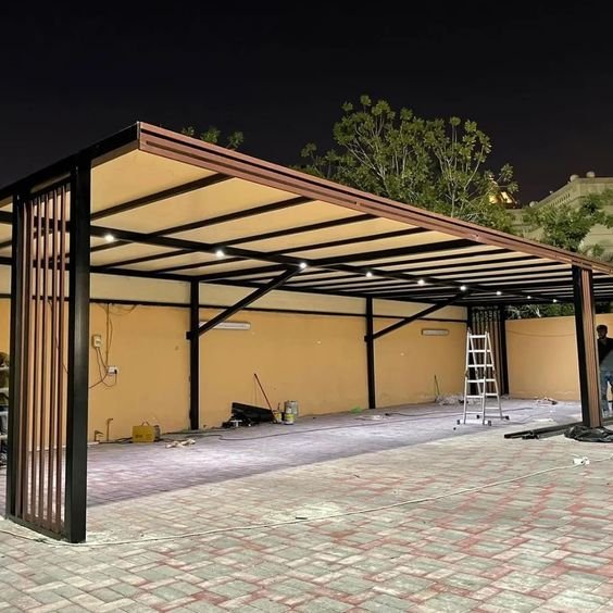 مظلة لكسان شفافة مركبة فوق مدخل منزل في الأحساء.